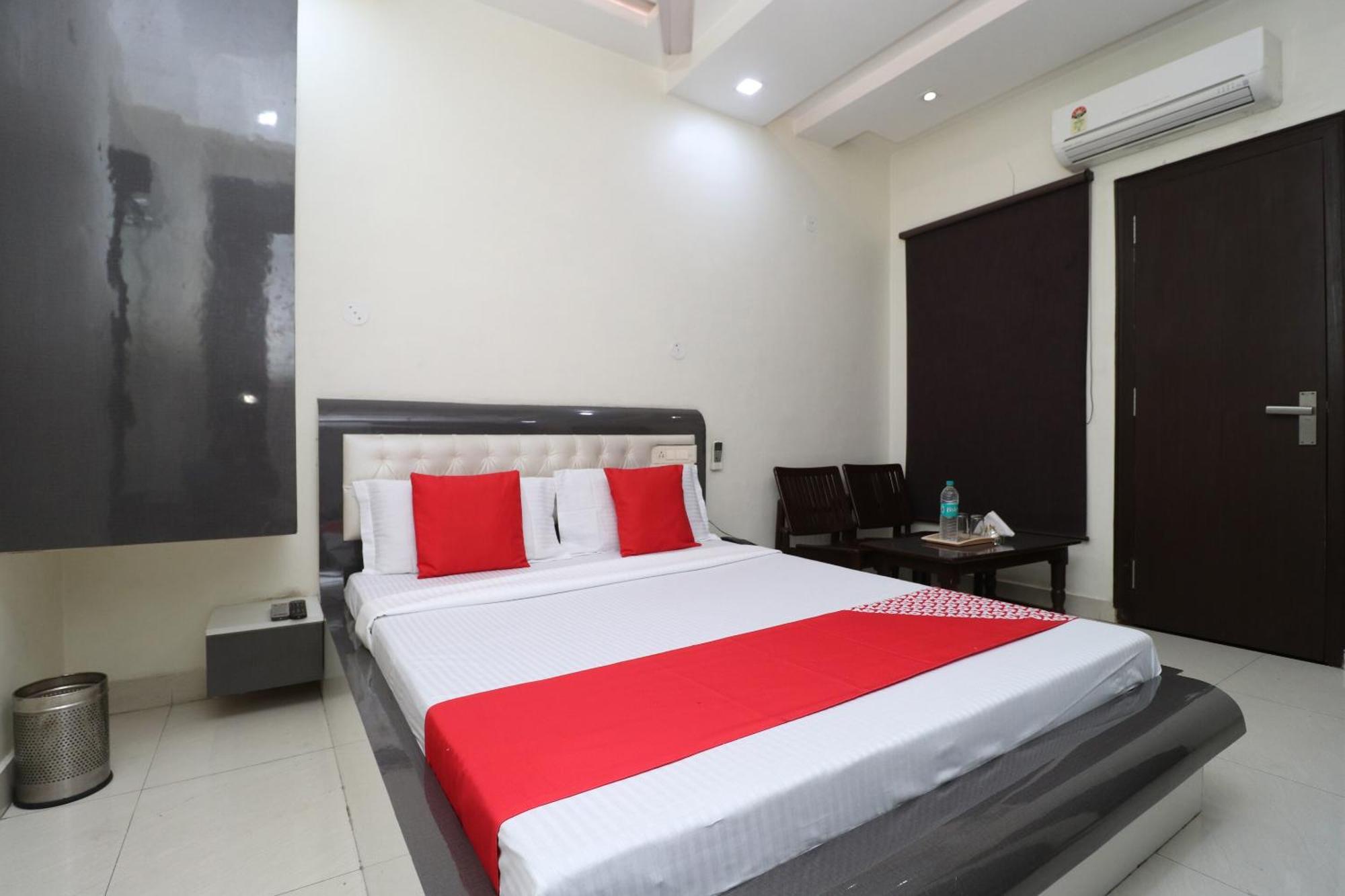 OYO 29637 Hotel Kakkar Ludhiana Bagian luar foto